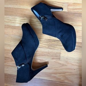 Adrienne Vittadini suede ankle booties